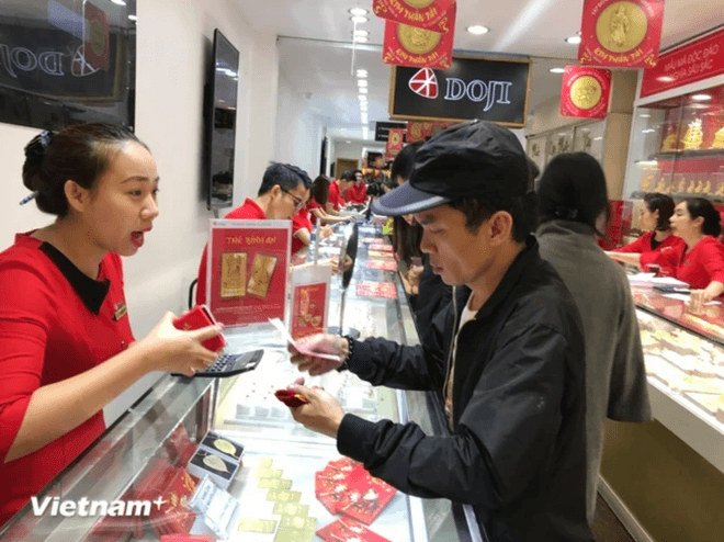 Giá vàng tiếp tục tăng mạnh và lấy lại mốc 121 triệu đồng. (Ảnh: Vietnam+) 1.png