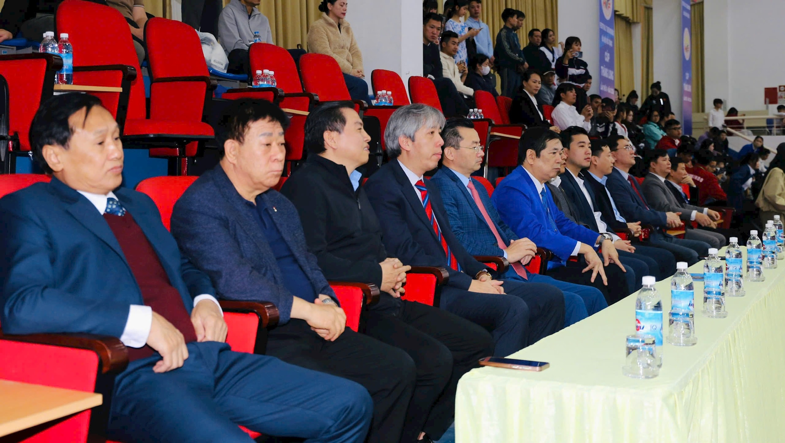 3-cac-dai-bieu.jpg