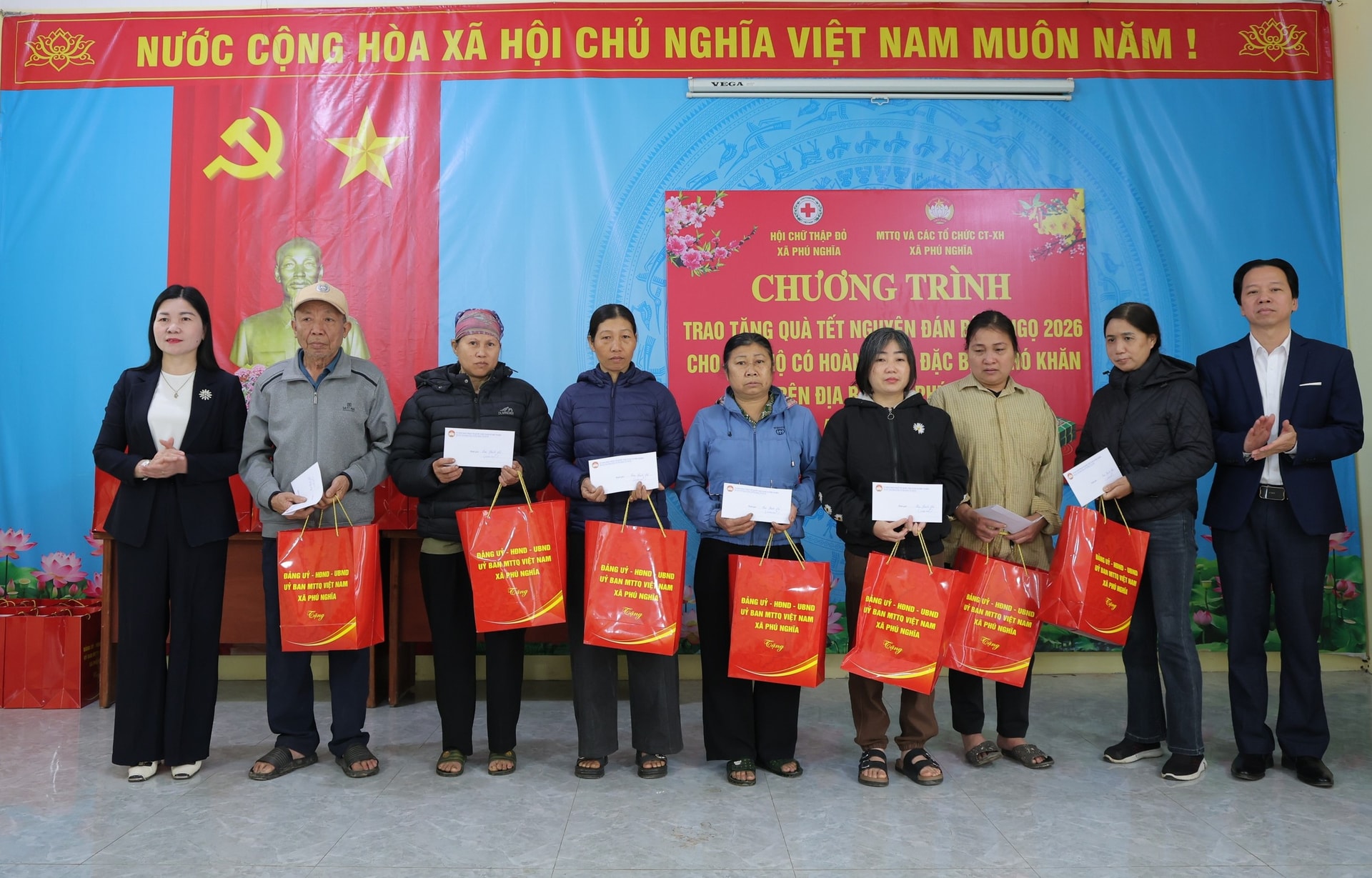 رهبران سازمانهای اجتماعی-سیاسی در کمون فو نگیه هدایای عید تت را به اعضای کمون اهدا میکنند. عکس: کیم توآ