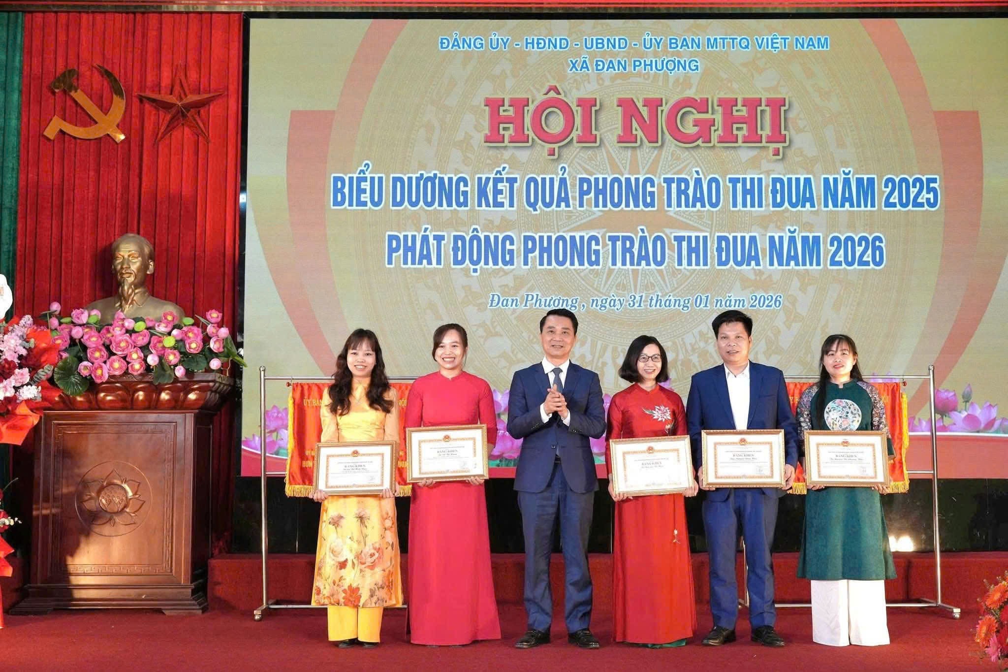 Các tập thể cá nhân của xã Đan Phượng được khen thưởng tại hội nghị. Ảnh: ĐP