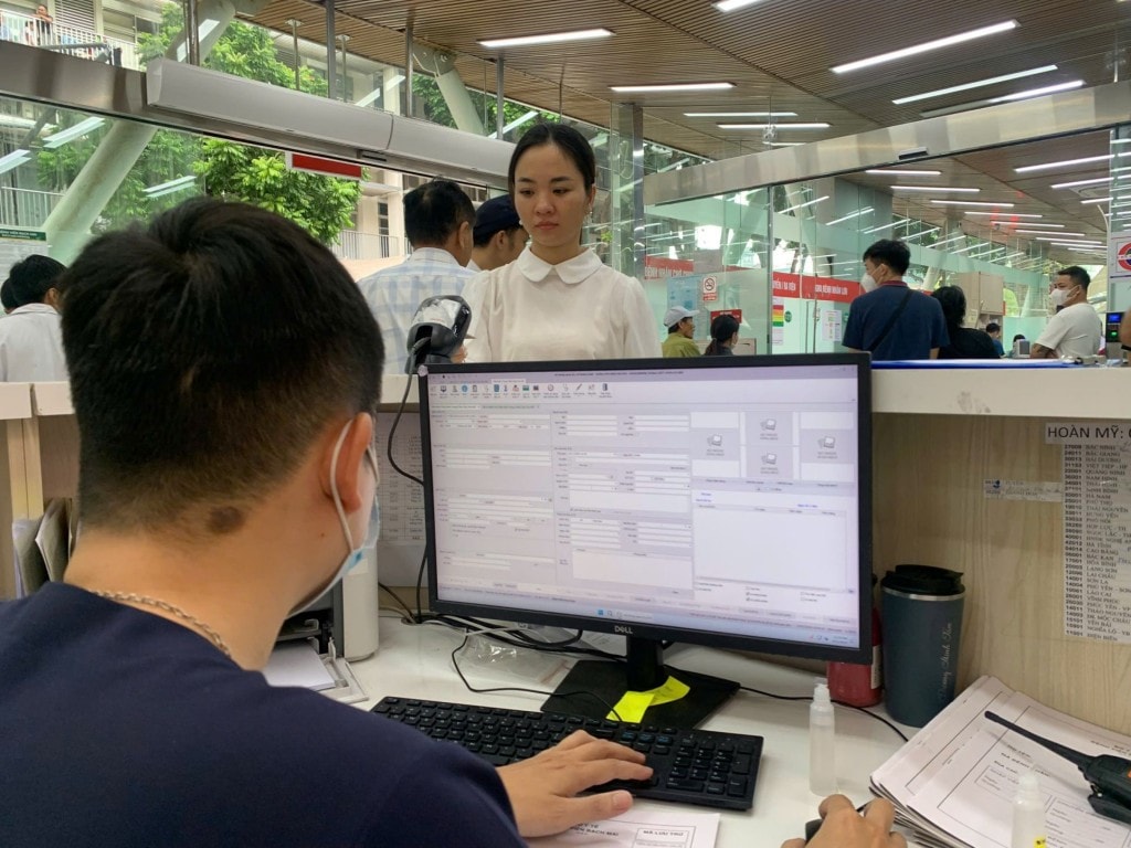 Người bệnh chỉ cần quét căn cước để làm thủ tục đăng ký khám chữa bệnh tại Bệnh viện Bạch Mai Người bệnh chỉ cần quét căn cước để làm thủ tục đăng ký khám chữa bệnh tại Bệnh viện Bạch Mai