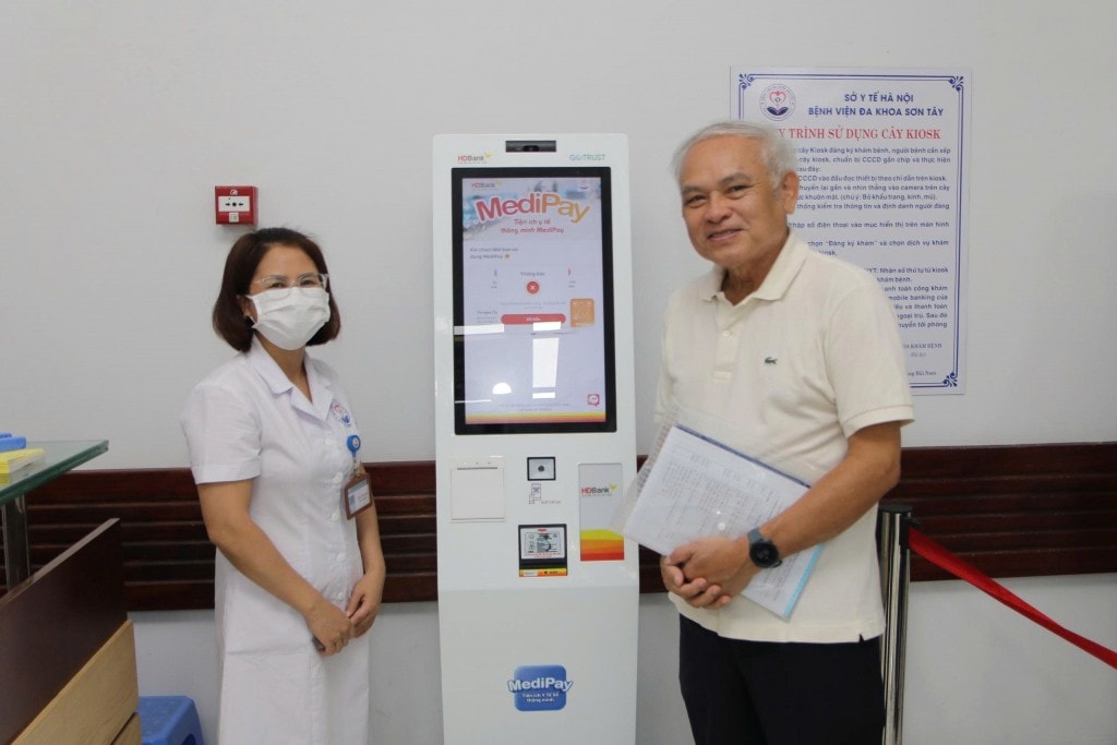 Bệnh viên đa khoa Sơn Tây sử dụng cây Kiosk trong đăng ký khám chữa bệnh Bệnh viên đa khoa Sơn Tây sử dụng cây Kiosk trong đăng ký khám chữa bệnh