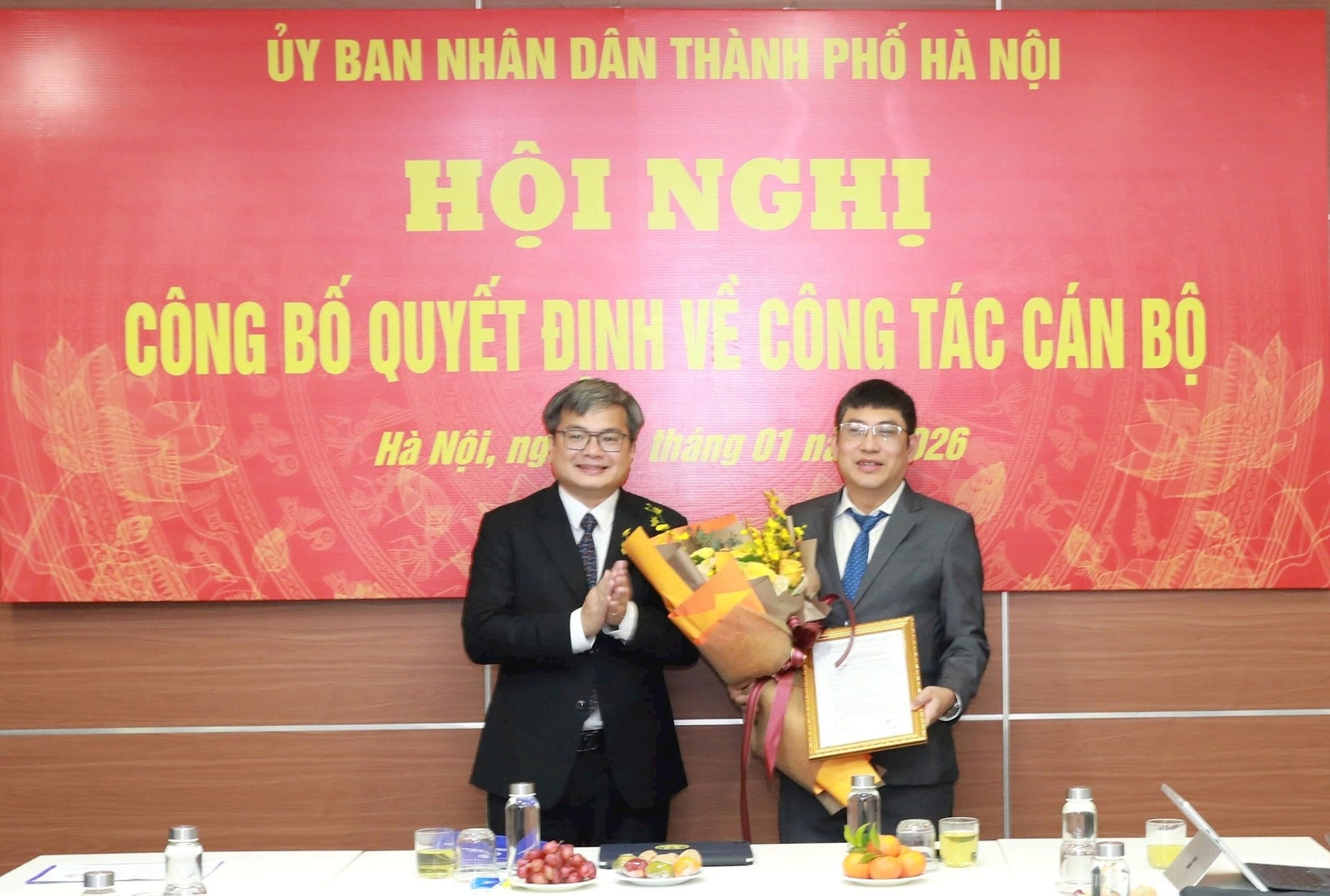Phó Chủ tịch UBND thành phố Trương Việt Dũng trao quyết định cho đồng chí Phạm Tiến Luật
