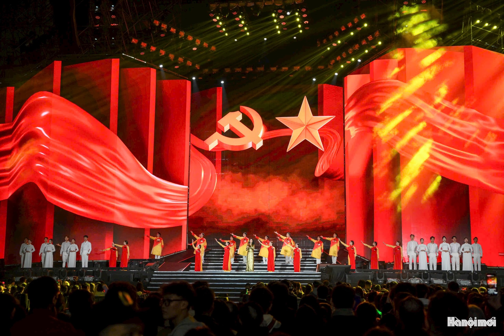 1 Chương trình do Báo Nhân Dân phối hợp cùng UBND thành phố Hà Nội tổ chức, không chỉ là bữa tiệc đón năm mới mà còn là lời chào mừng nồng nhiệt thành công Đại hội XIV của Đảng.