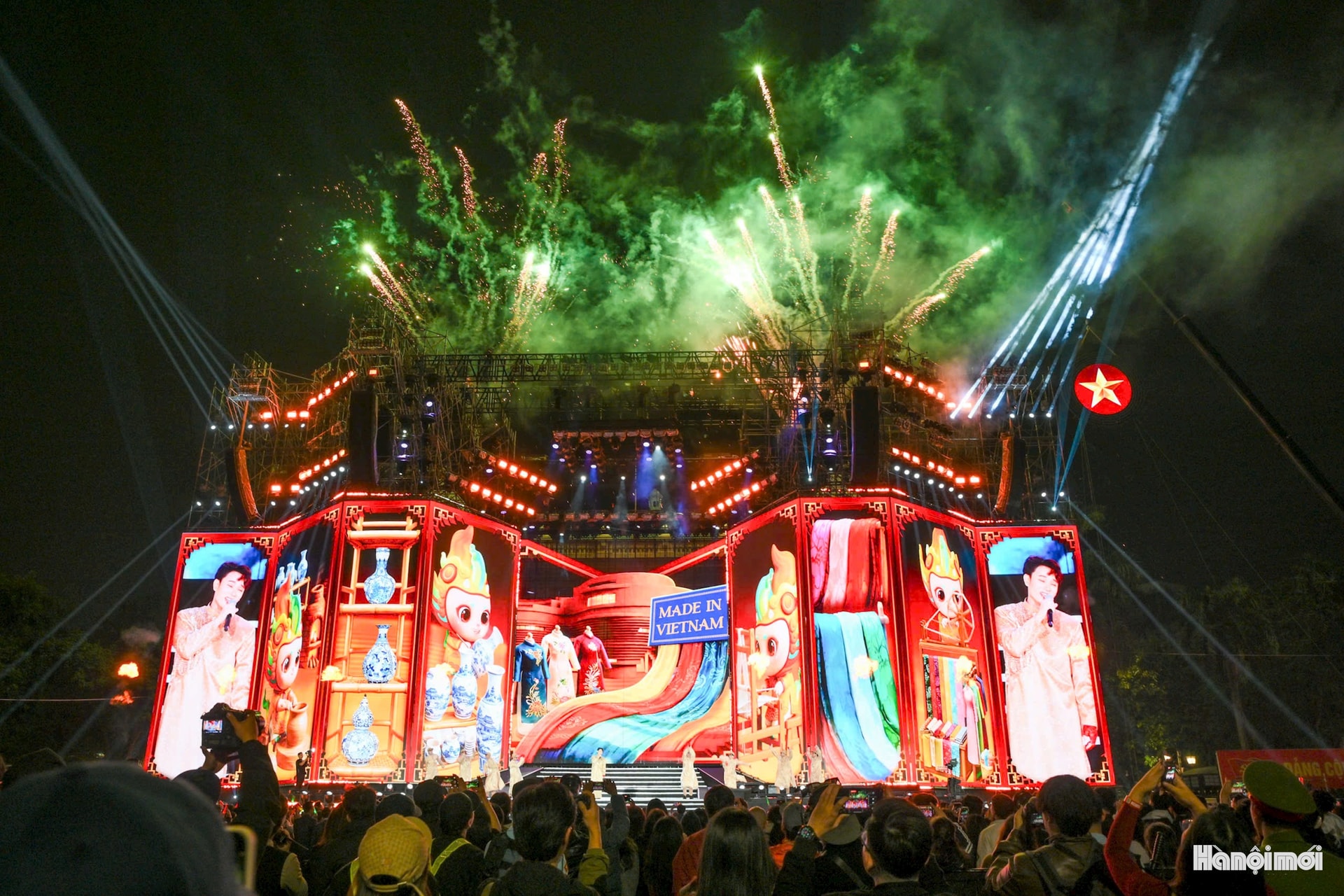 1 Dưới bàn tay dàn dựng của Tổng đạo diễn Đặng Lê Minh Trí, không gian di sản của Nhà hát Lớn đã biến ảo kỳ ảo nhờ hệ thống LED lưới trượt và công nghệ cẩu trục tự hành 75 tấn. Lần đầu tiên, khán giả được chứng kiến một sân khấu có tính chuyển động cao, nơi các lớp kiến trúc lịch sử như được 