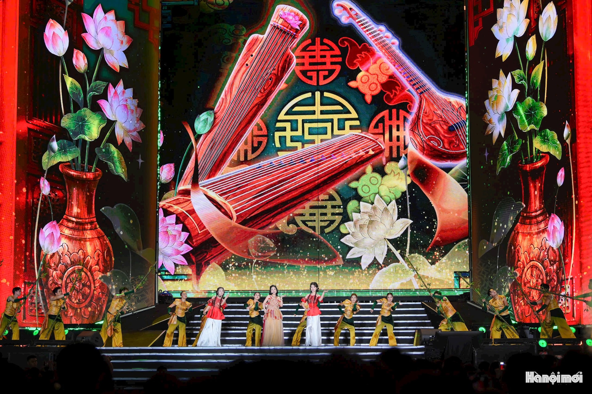 Chương trình được dẫn dắt qua 3 chương hồi, kết hợp nhuần nhuyễn giữa âm nhạc cổ điển, dân gian và đương đại: Chương I - Chiều sâu truyền thống: Ca nương Kiều Anh và các nghệ sĩ trẻ đã mang đến một không gian linh thiêng, tôn vinh những giá trị di sản.