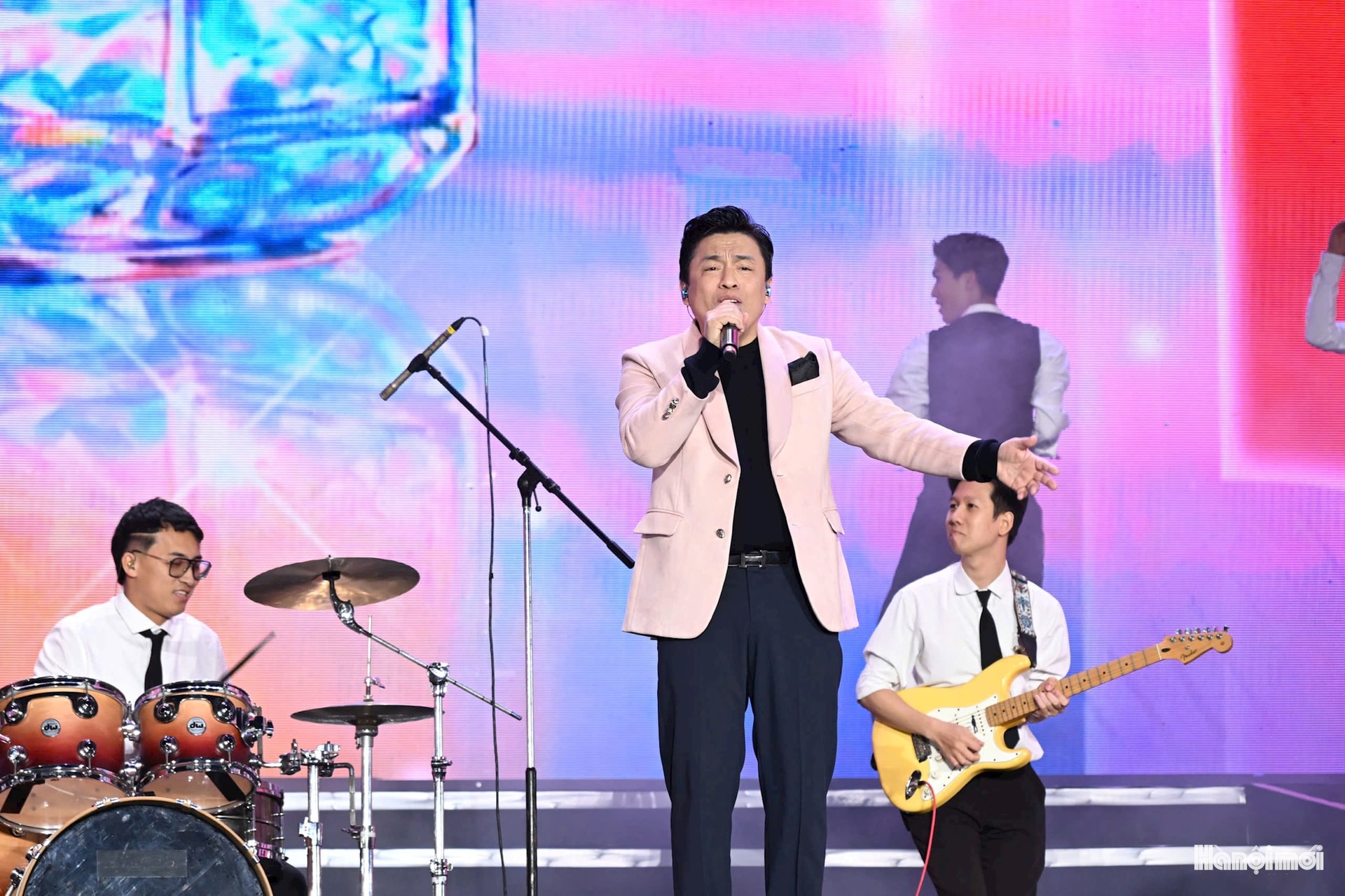 Chương II - Sức sống hiện đại: Sự xuất hiện của Trúc Nhân, Phương Ly, Quân A.P và Buitruonglinh đã khuấy động bầu không khí bằng những bản phối trẻ trung, rực rỡ, đại diện cho tinh thần đổi mới của thế hệ trẻ.