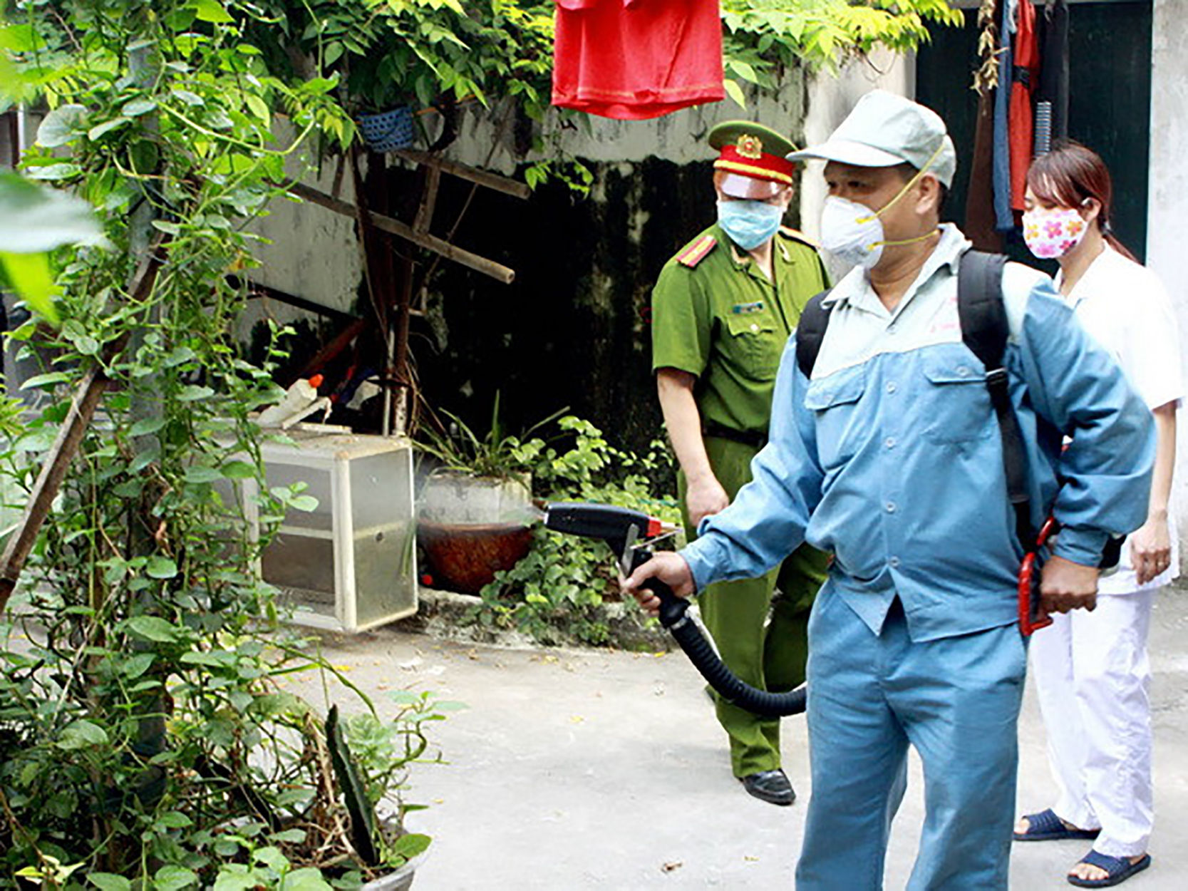 can-bo-y-te-phun-hoa-chat-diet-muoi-tai-cac-ngo-nho-hinh-anh-dac-trung-cho-su-vat-va-cua-y-te-co-so..jpg