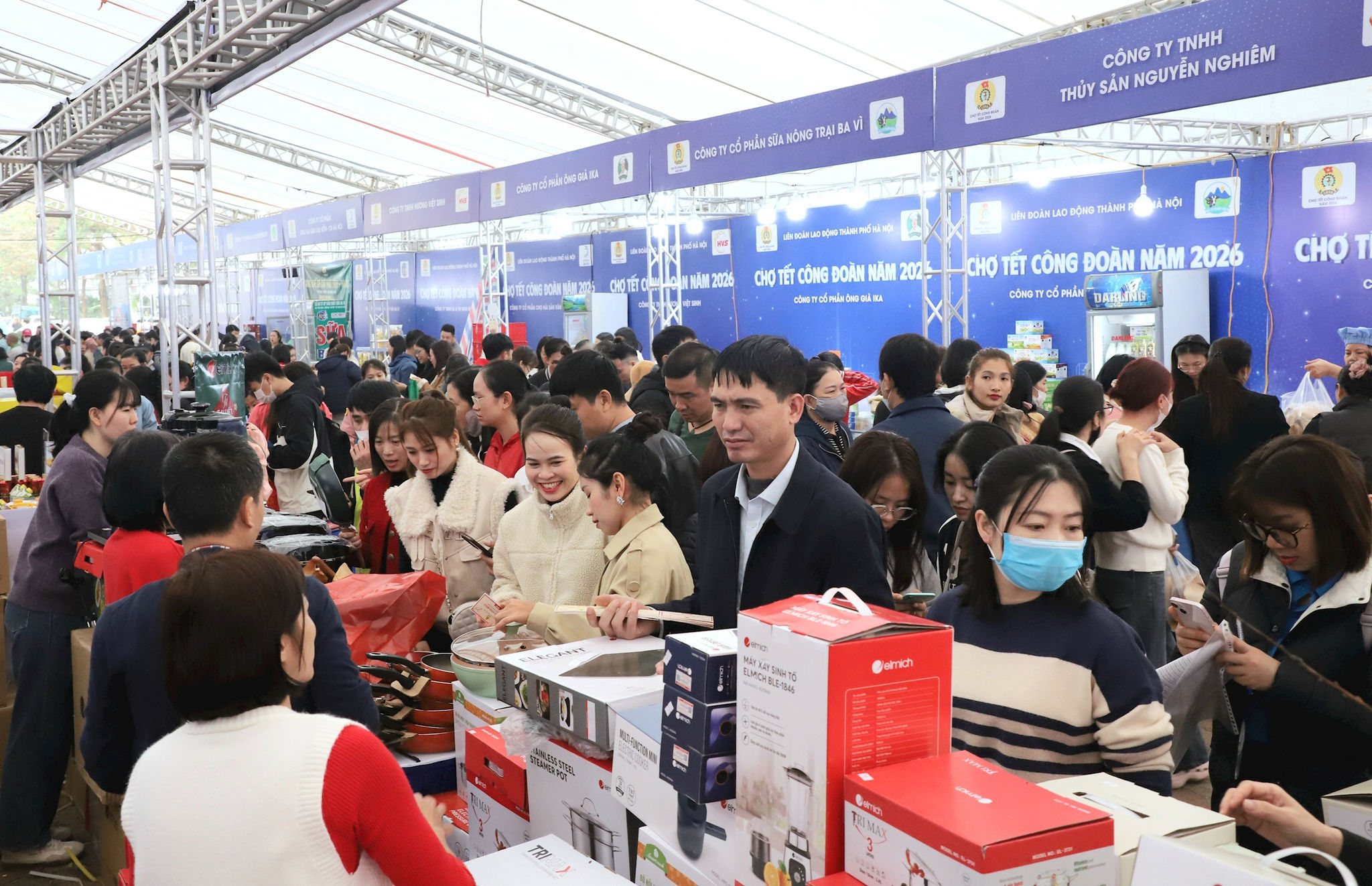 nguoi-lao-dong-thu-do-mua-sam-tai-cho-tet-cong-doan-nam-2026..jpg