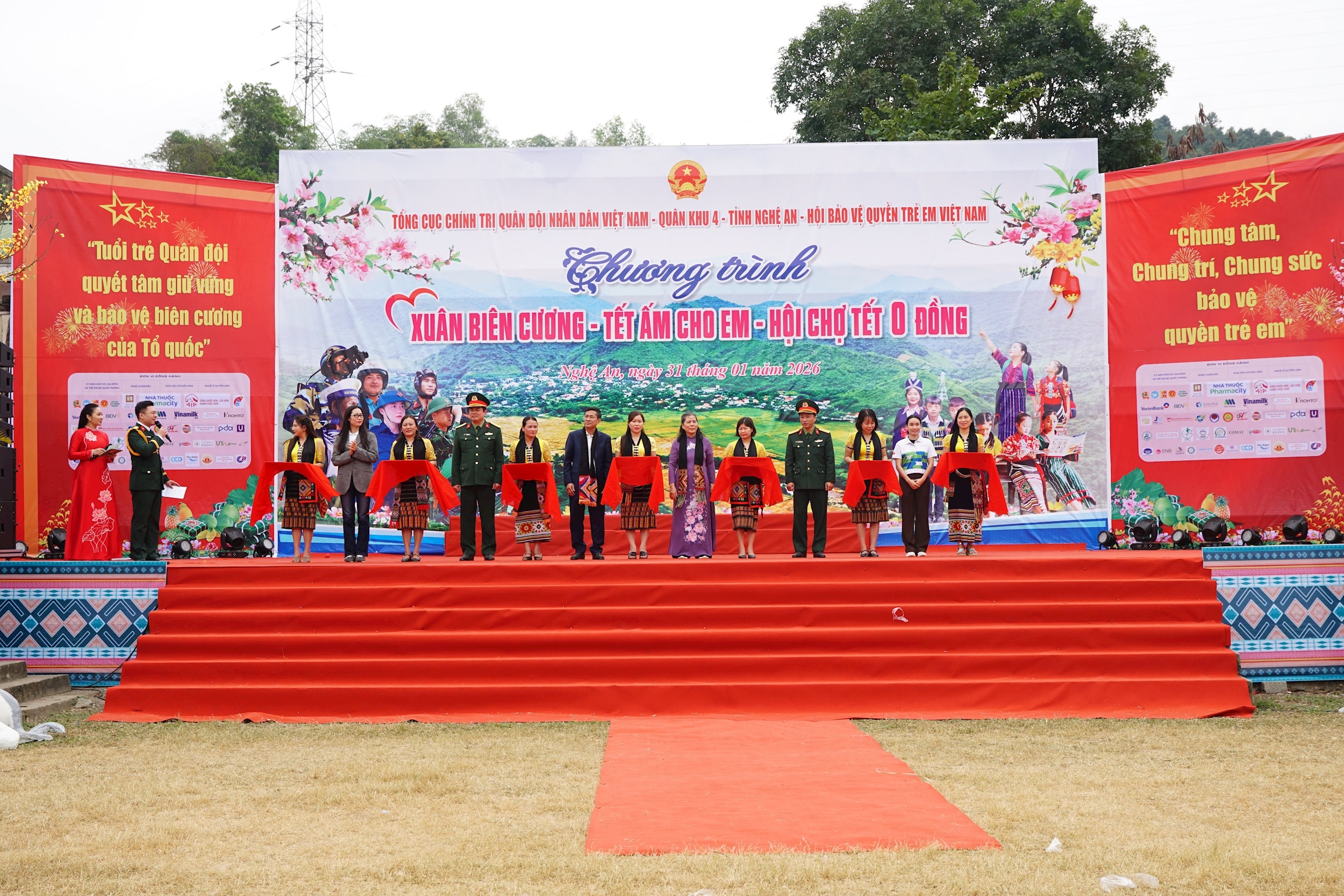 cat-bang-khai-truong-cac-gian-hang-0-dong.jpg