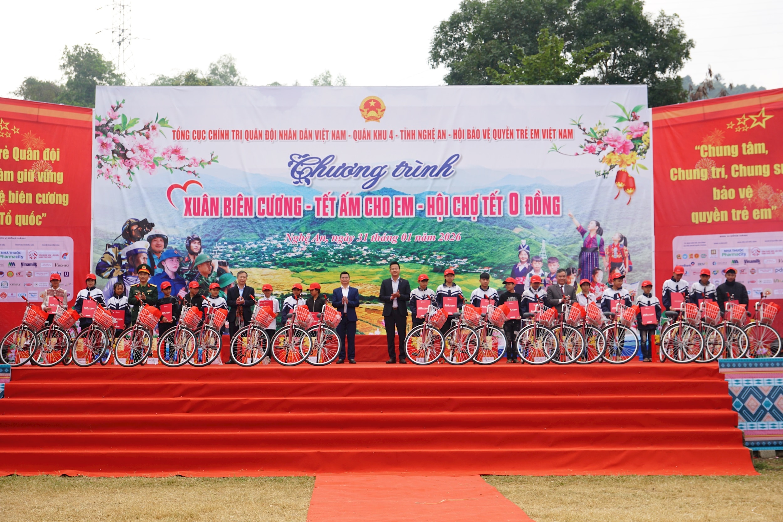 trao-phan-qua-xe-dap-cho-cac-em-hoc-sinh.jpg