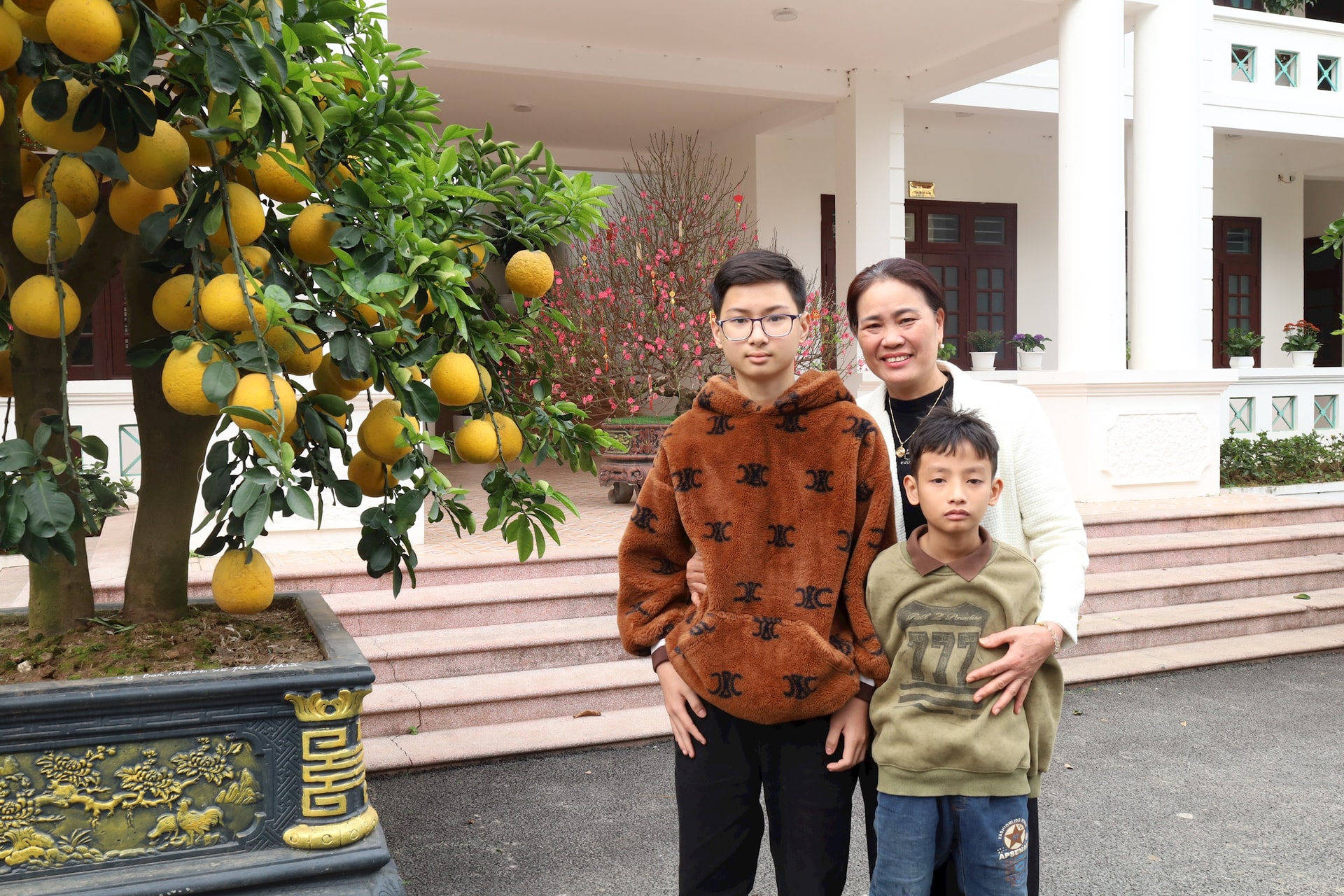 معلم له تی هوا و دو فرزندش. عکس: کیم نهوئه