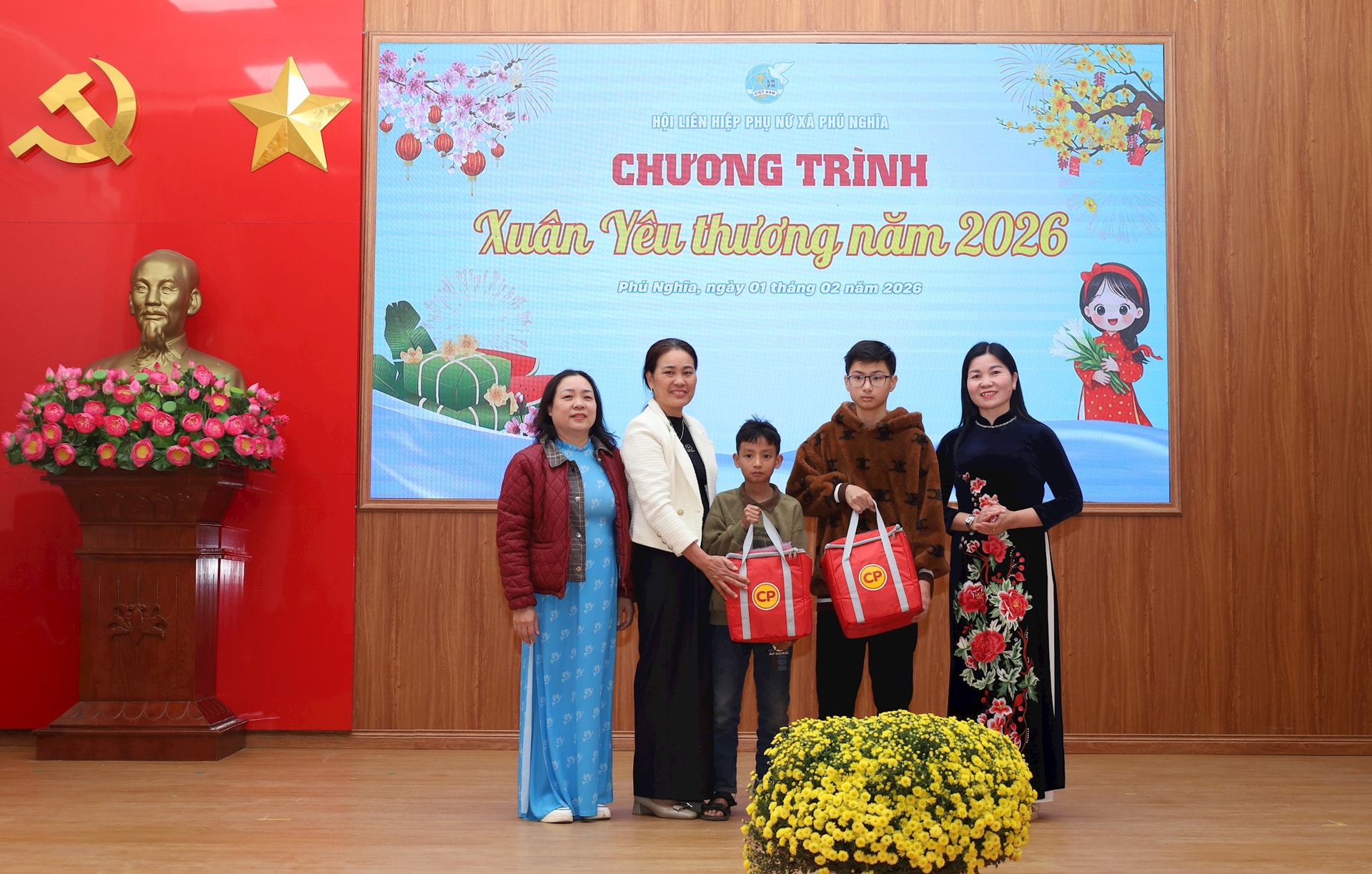 رهبران اتحادیه زنان کمون فو نگییا و معلم له تی هوا هدایایی اهدا کردند.