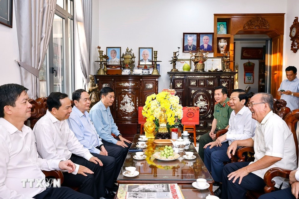 chu-tich-quoc-hoi-dang-huong-tuong-nho-dong-chi-le-phuoc-tho-2.jpg
