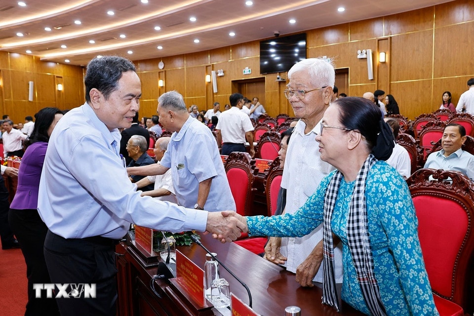 chu-tich-quoc-hoi-gap-mat-lanh-dao-nguyen-lanh-dao-can-tho-cac-thoi-ky-1.jpg
