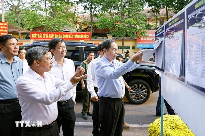 chu-tich-quoc-hoi-khao-sat-khu-vuc-bo-phieu-tai-phuong-ninh-kieu-can-tho-1.jpg