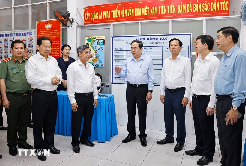chu-tich-quoc-hoi-khao-sat-khu-vuc-bo-phieu-tai-phuong-ninh-kieu-can-tho-4.jpg
