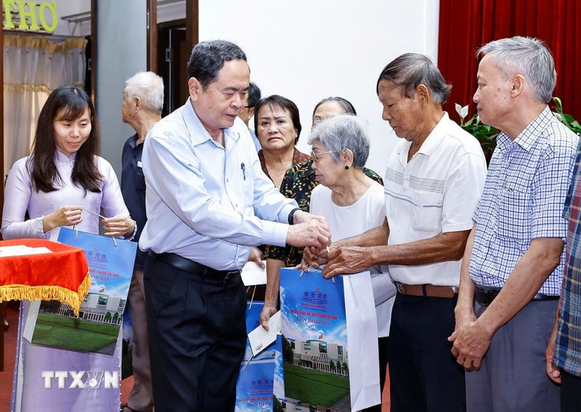 chu-tich-quoc-hoi-tran-thanh-man-tang-qua-cho-gia-dinh-chinh-sach-tai-can-tho-4.jpg