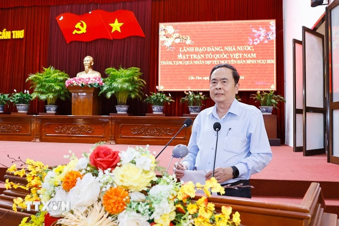 chu-tich-quoc-hoi-tran-thanh-man-tang-qua-cho-gia-dinh-chinh-sach-tai-can-tho-5.jpg