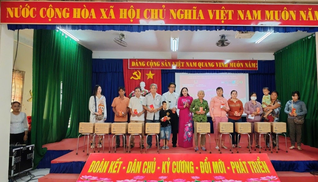 Nhân dịp Tết Nguyên đán Bính Ngọ 2026, Uỷ ban MTTQ Việt Nam và các tổ chức chính trị - xã hội phường phối hợp cùng Phòng An ninh kinh tế Công an Thành phố Hồ Chí Minh và Công an phường Thuận An tổ chức Chương trình “Tết sẻ chia – Xuân hạnh phúc”, nhằm tra