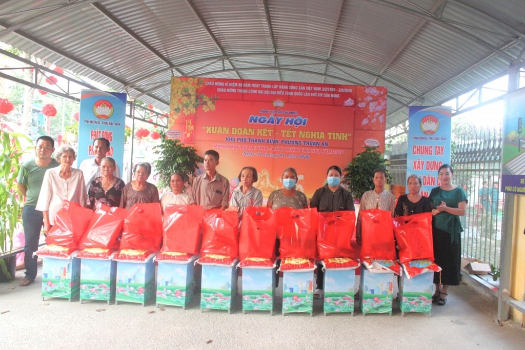 Lãnh đạo phường Thuận An trao quà Tết cho các hộ nghèo, hộ có hoàn cảnh khó khăn trên địa bàn.
