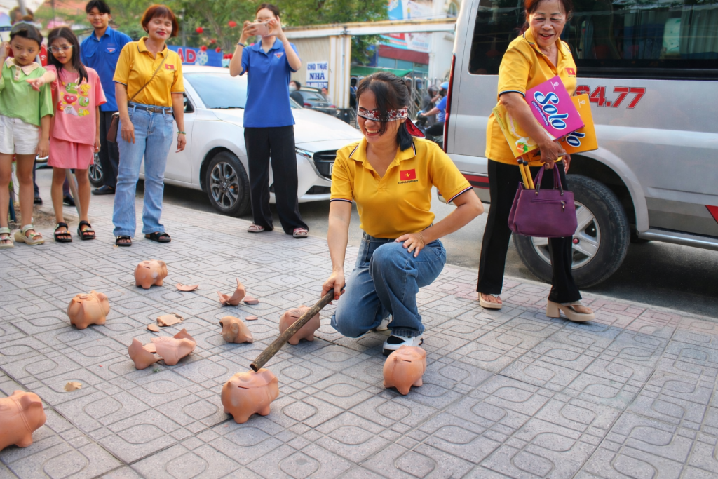 Các hoạt động văn hóa, trò chơi dân gian thu hút đông đảo người dân khu phố tham gia.