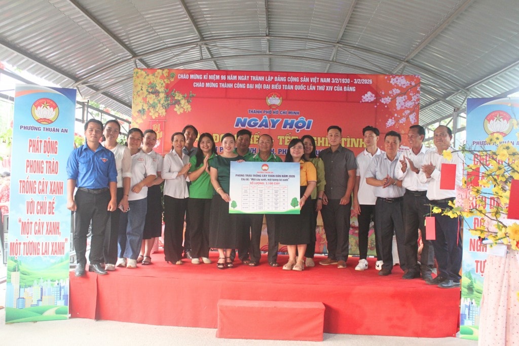 Tại Ngày hội “Xuân đoàn kết – Tết nghĩa tình”, Ủy ban MTTQ Việt Nam phường Thuận An bàn giao 3.100 cây xanh cho các khu phố, hưởng ứng phong trào trồng cây năm 2026 với chủ đề “Một cây xanh, một tương lai xanh”.