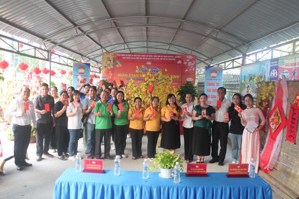 Không khí rộn ràng Ngày hội “Xuân đoàn kết - Tết nghĩa tình” tại khu phố Thạnh Bình, phường Thuận An.