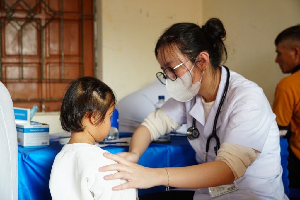 Y, bác sĩ khám bệnh cho trẻ em 