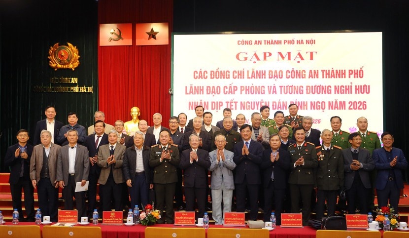 Các đồng chí lãnh đạo thành phố Hà Nội và các cán bộ hưu trí Công an thành phố tại buổi gặp mặt. Ảnh: Lam Thanh