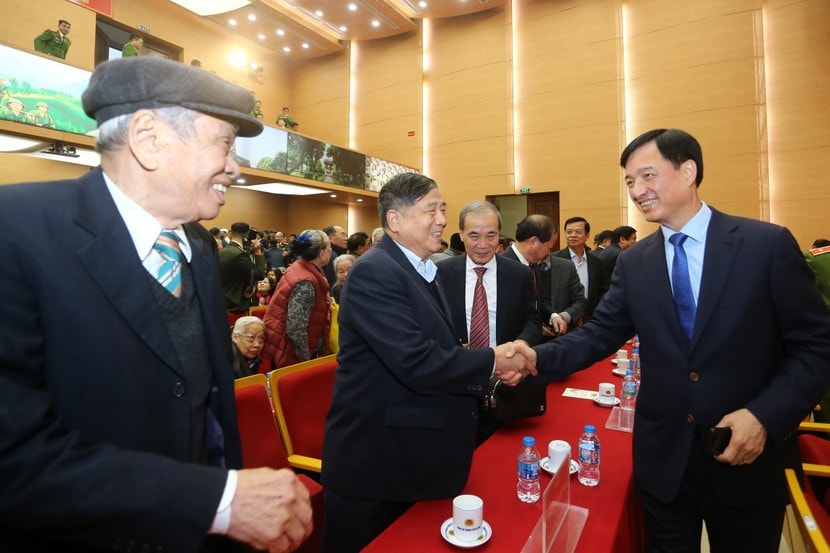 Bí thư Thành ủy Hà Nội Nguyễn Duy Ngọc thăm hỏi các cán bộ hưu trí Công an thành phố tại buổi gặp mặt. Ảnh: Lam Thanh