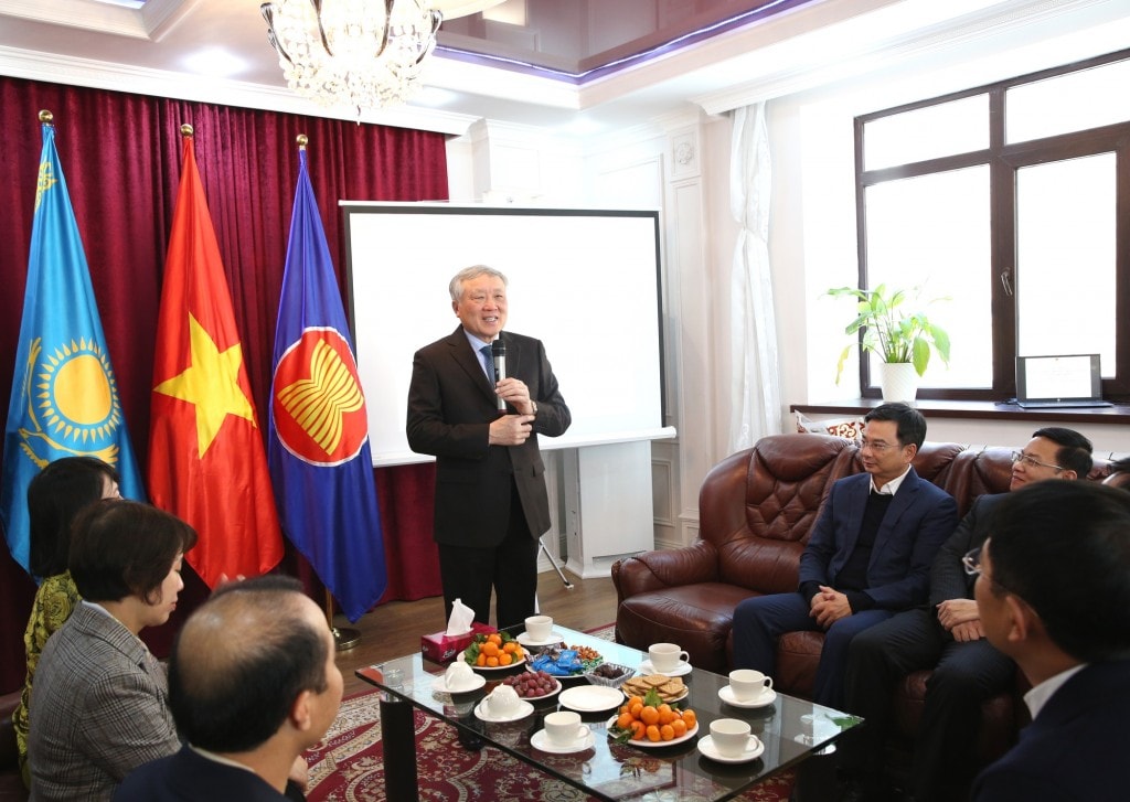 Phó Thủ tướng Thường trực Chính phủ Nguyễn Hoà Bình tới thăm và nói chuyện thân mật với cán bộ, nhân viên Đại sứ quán Việt Nam tại Kazakhstan - Ảnh: VGP/Nguyễn Hoàng