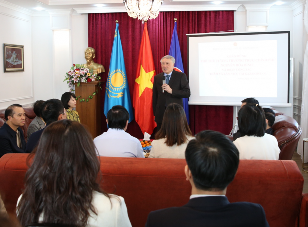 Phó Thủ tướng Thường trực Chính phủ Nguyễn Hoà Bình đã thông báo những kết quả nổi bật về kinh tế-xã hội; tình hình chính trị, đối ngoại của đất nước - Ảnh: VGP/Nguyễn Hoàng