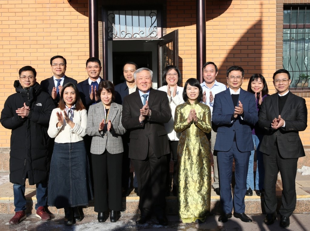 Phó Thủ tướng Thường trực Chính phủ Nguyễn Hoà Bình và cán bộ, nhân viên Đại sứ quán Việt Nam tại Kazakhstan - Ảnh: VGP/Nguyễn Hoàng