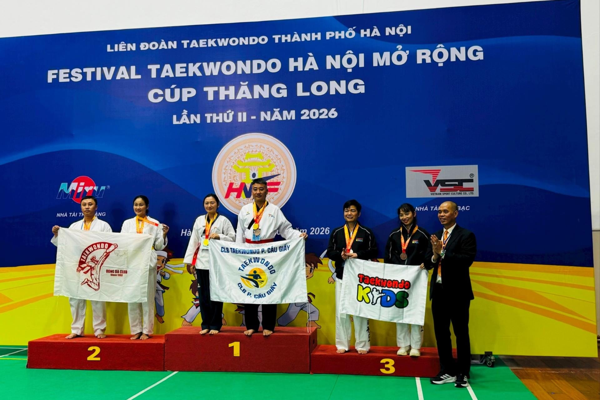 ong-hiep-trao-giai.jpg
