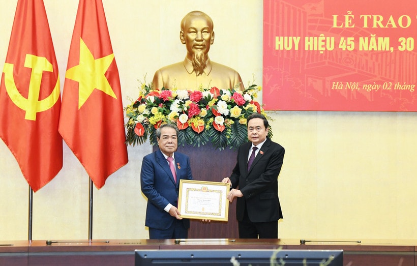 chu-tich-quoc-hoi-trao-huy-hieu-dang.jpg