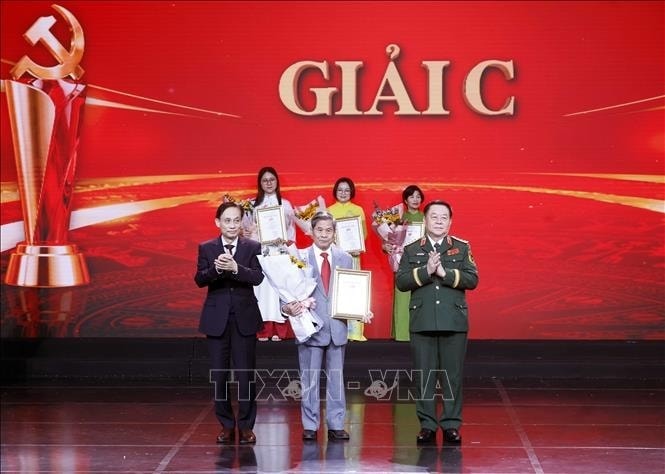 Ban tổ chức trao giải C cho các tác giả đoạt giải. Ảnh: Thống Nhất/TTXVN