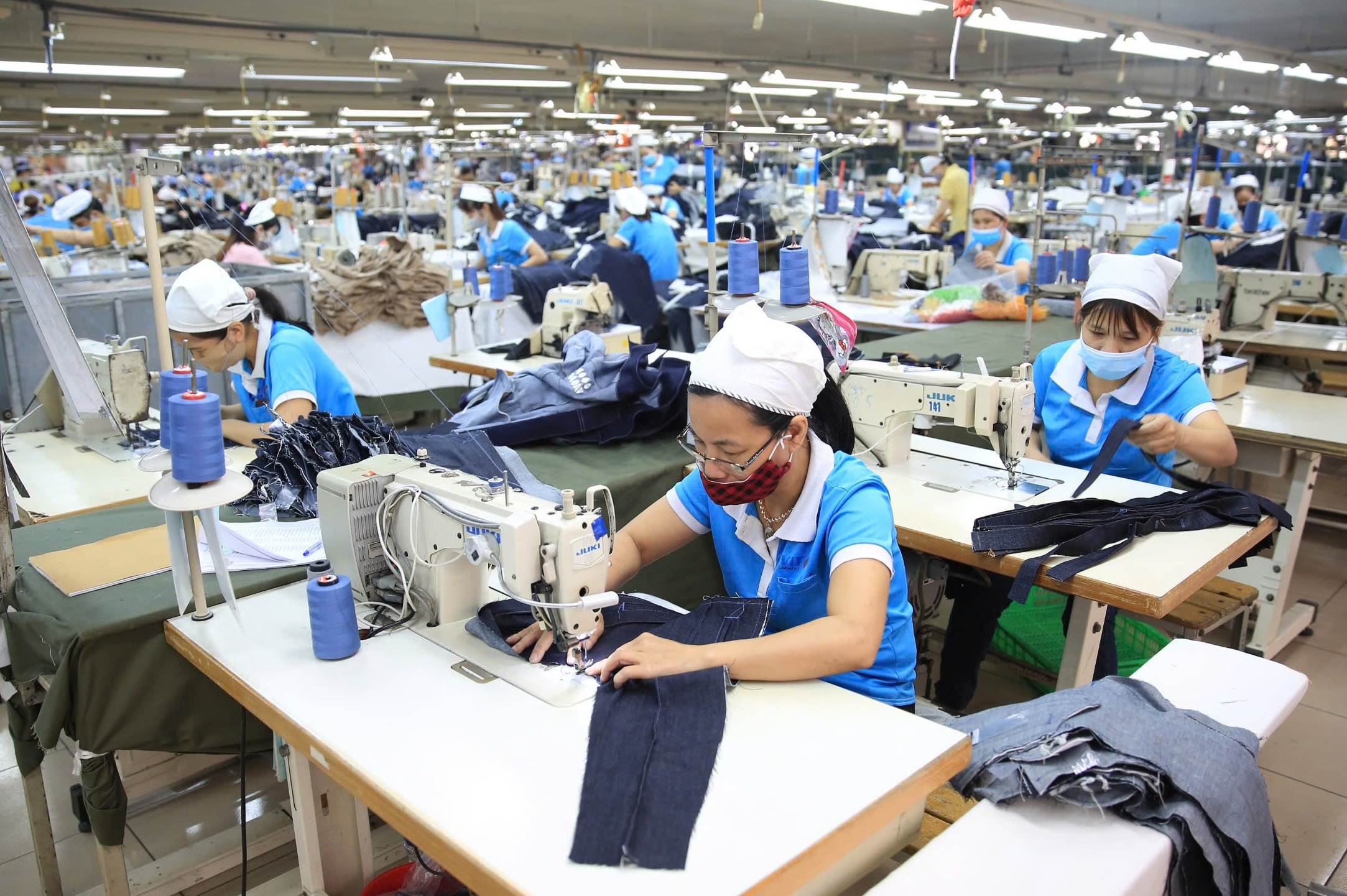day-chuyen-san-xuat-tai-cong-ty-tnhh-may-mac-xuat-khau-vit-garment-khu-cong-nghiep-quang-minh-.-anh-nguyen-quang.jpg