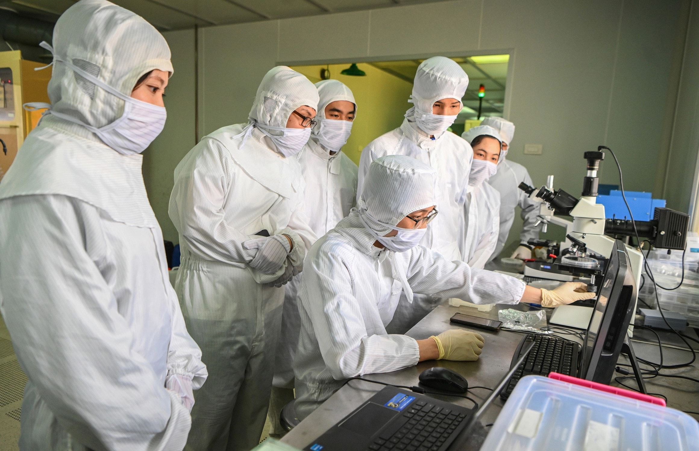 nghien-cuu-khoa-hoc-tai-phong-thi-nghiem-cua-trung-tam-nano-va-nang-luong-truong-dai-hoc-khoa-hoc-tu-nhien-dai-hoc-quoc-gia-ha-noi-.-anh-giang-huy.jpg