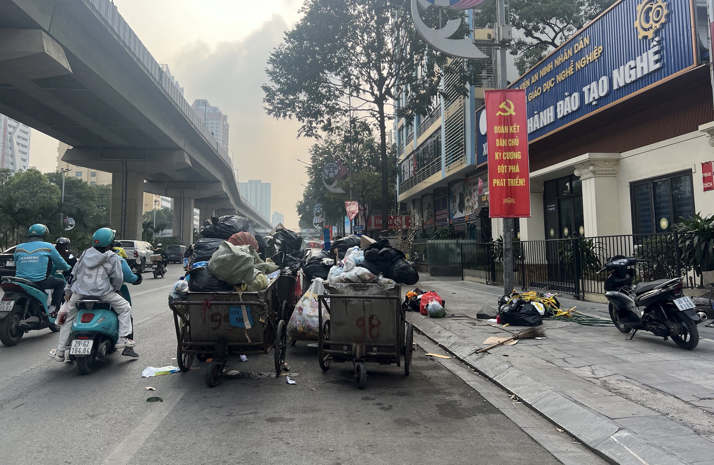 Il punto di raccolta dei rifiuti al numero 10 di Tran Phu Street, nel quartiere di Ha Dong, causa frequentemente ingorghi stradali.