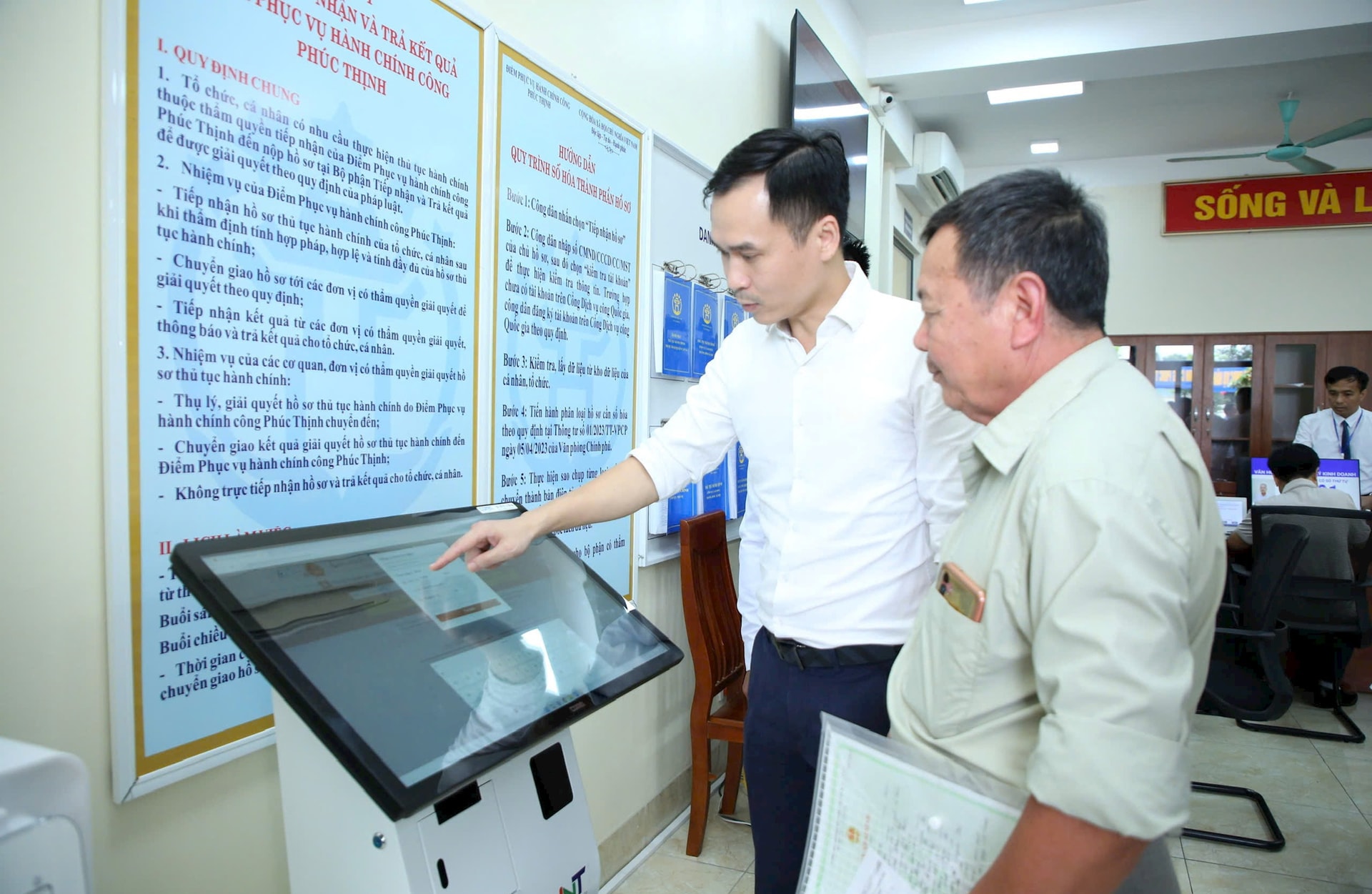 Istruzioni per i cittadini su come svolgere le procedure presso il punto di servizio amministrativo del comune di Phuc Thinh. - anh-viet-thanh.jpg