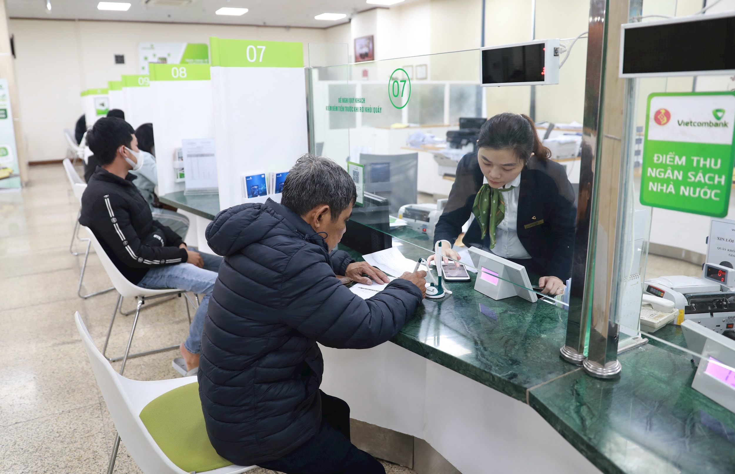 transazione-cliente-presso-la-banca-convenzionata-per-il-commercio-estero-vietnamita.-foto-di-un-tam.jpg