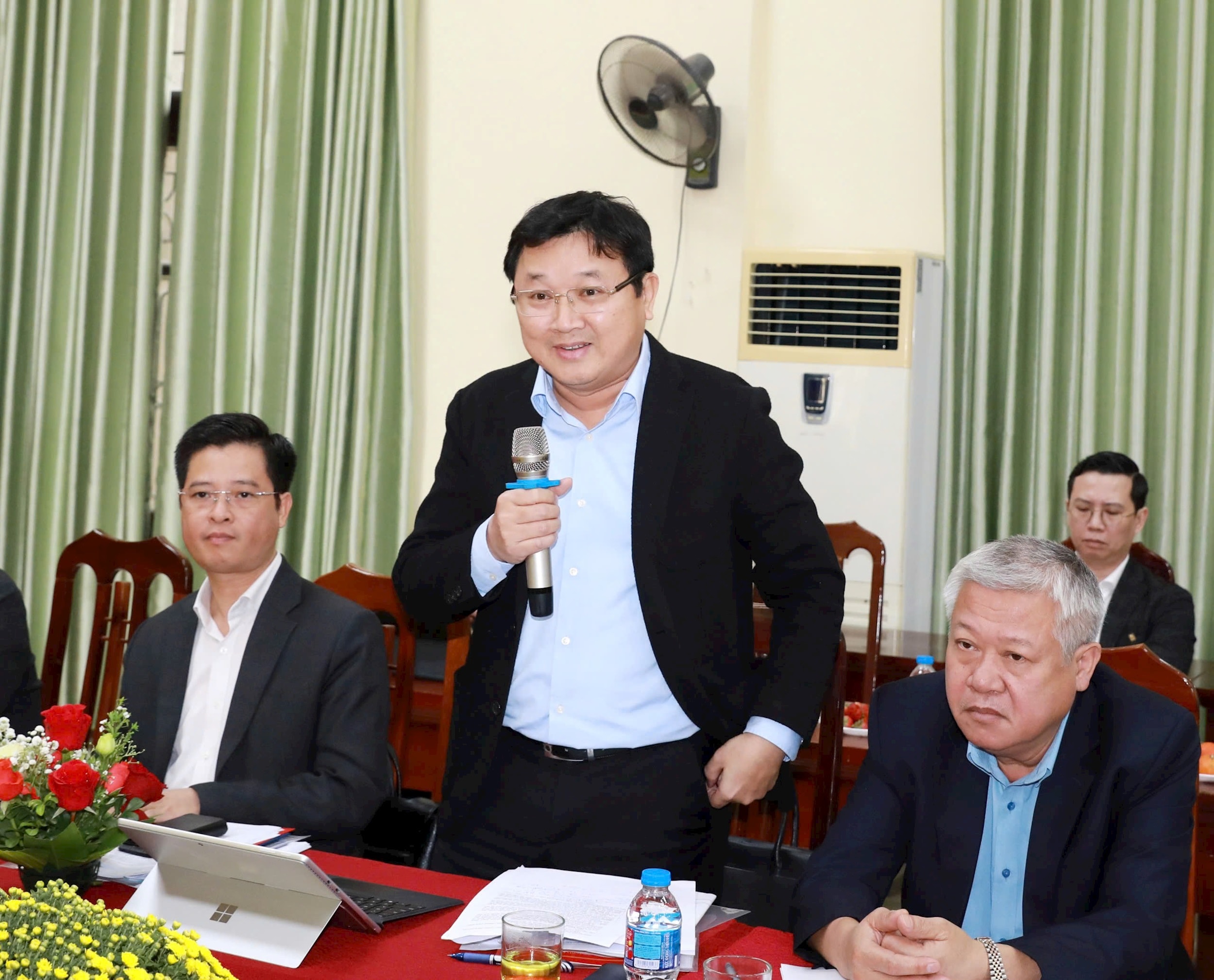 Đại diện các sở, ngành thành phố giải đáp một số kiến nghị của các xã. Ảnh: Hoàng Sơn