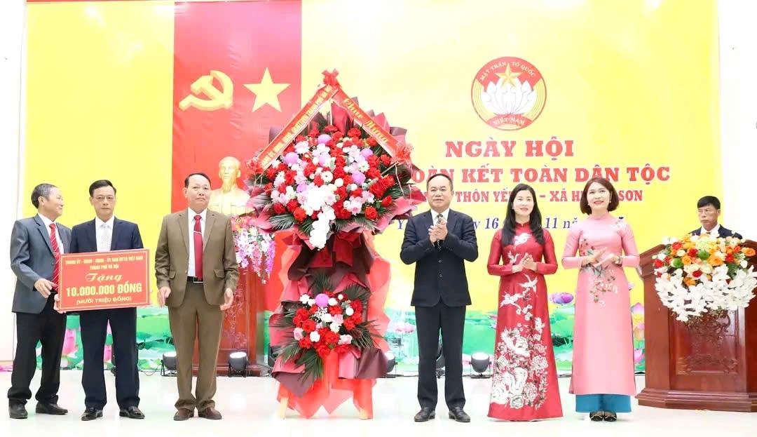 Trung tướng Nguyễn Thanh Tùng, Ủy viên Ban Thường vụ Thành ủy, Giám đốc Công an thành phố Hà Nội dự Ngày hội Đại đoàn kết toàn dân tộc tại thôn Yến Vỹ (xã Hương Sơn). Ảnh: Kim Nhuệ