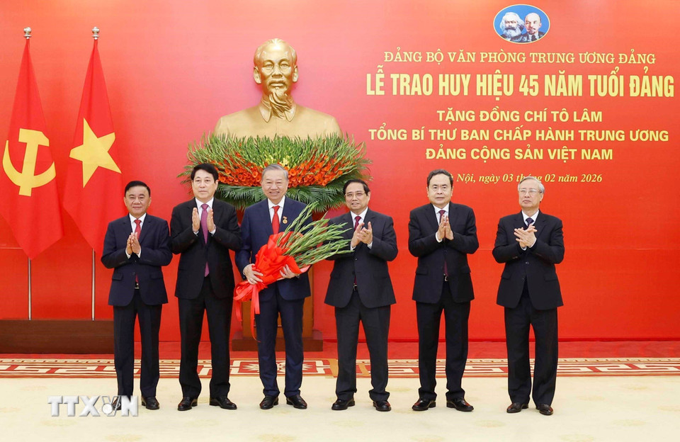 le-trao-huy-hieu-45-nam-tuoi-dang-tang-tong-bi-thu-to-lam-03-12.jpg