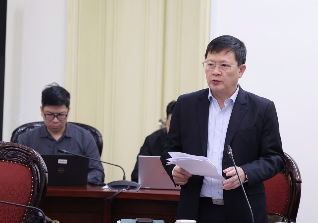 Thứ trưởng Bộ Tư pháp Mai Lương Khôi báo cáo tại cuộc họp - Ảnh: VGP/Gia Huy
