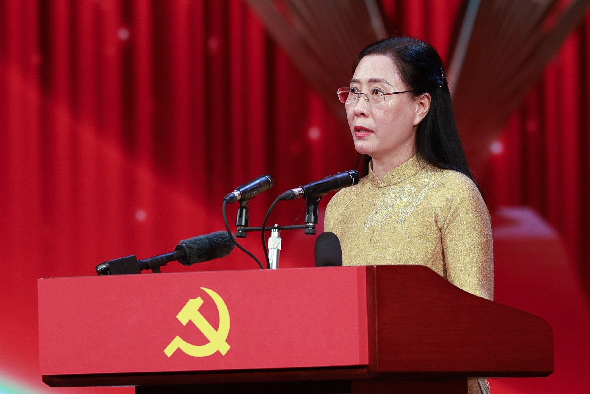 Đồng chí Bùi Thị Quỳnh Vân, Ủy viên Trung ương Đảng, Phó Trưởng Ban Tổ chức Trung ương, Phó Trưởng Ban Chỉ đạo Giải Búa liềm vàng lần thứ X trình bày báo cáo về chương trình buổi lễ