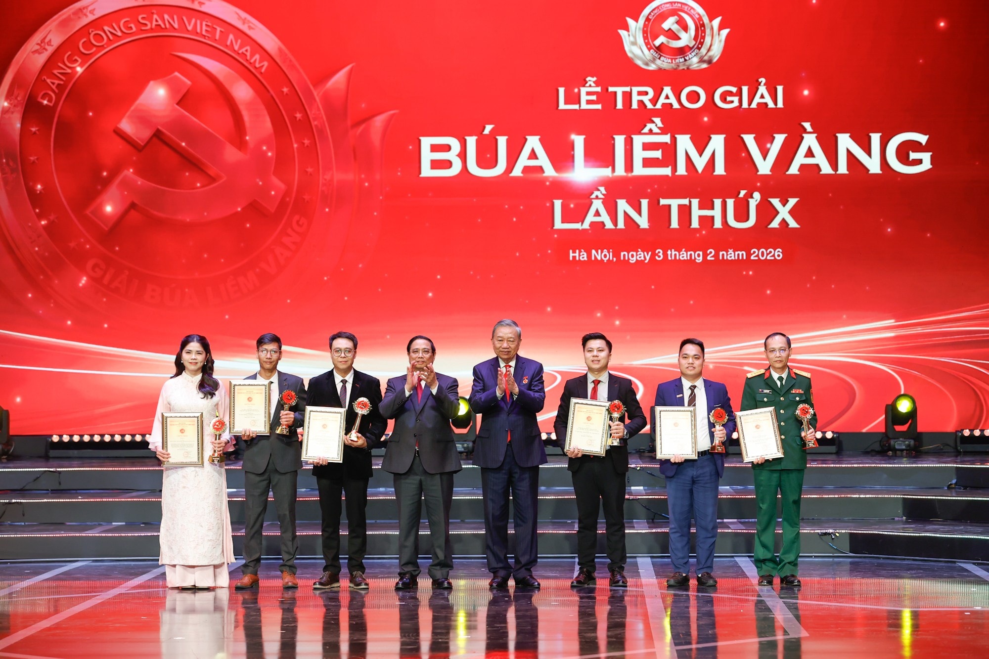 Tổng Bí thư Tô Lâm và Thủ tướng Chính phủ Phạm Minh Chính trao giải cho các tác giả - Ảnh: VGP/Nhật Bắc