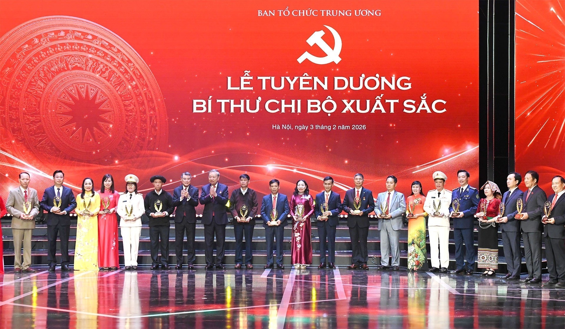 Tổng Bí thư Tô Lâm và Trưởng Ban Tổ chức Trung ương Lê Minh Hưng trao biểu trưng cho các Bí thư chi bộ xuất sắc.