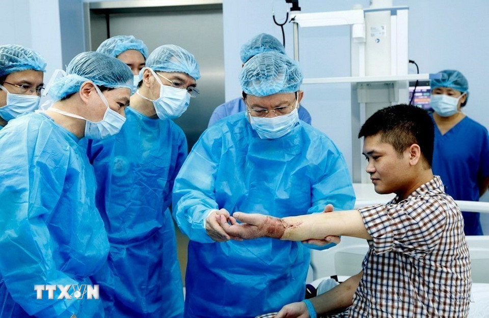 Bệnh viện Trung ương Quân đội 108 thực hiện thành công ca ghép chi thể đầu tiên ở khu vực Đông Nam Á, đồng thời cũng là ca ghép chi thể đầu tiên trên thế giới lấy từ người sống. Thành tựu y học này của bệnh viện mở ra hướng điều trị mới trong tương lai, không chỉ ghép chi thể từ người hiến chết não mà còn từ người sống cho những bệnh nhân không may mất đi chi thể, bổ sung vào danh sách thành tựu y khoa mà ngành y tế Việt Nam đạt được trong những năm qua (2020). (Ảnh: TTXVN phát)